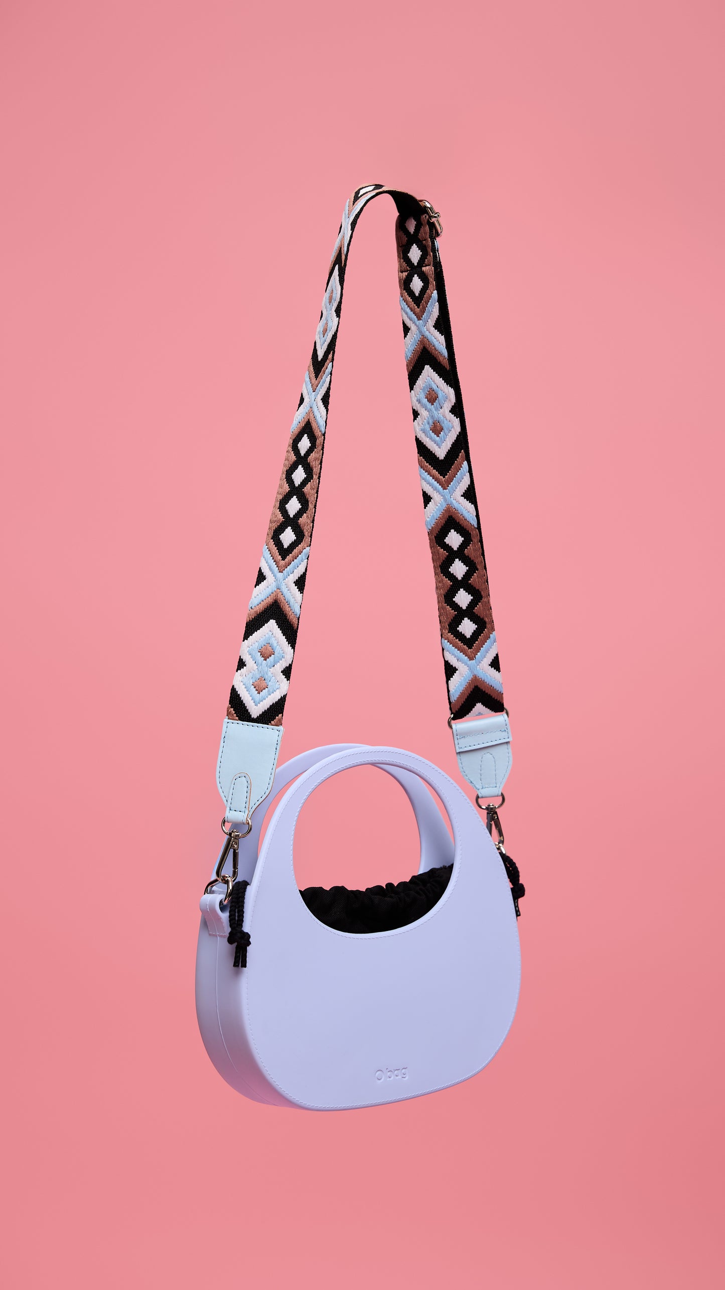 O bag Oblo with a patterned handle